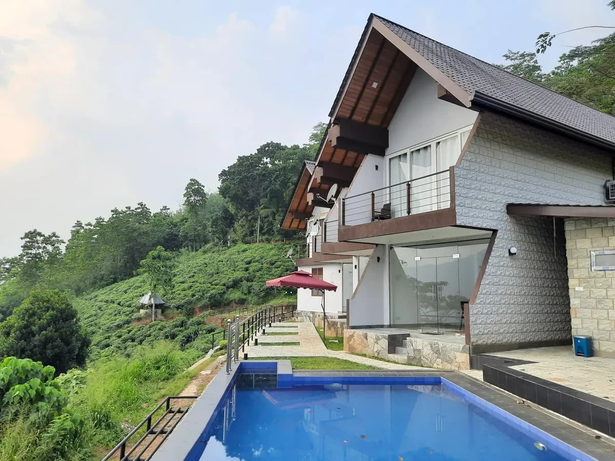Terrace Cinnamon View and its pool overlooking the valley