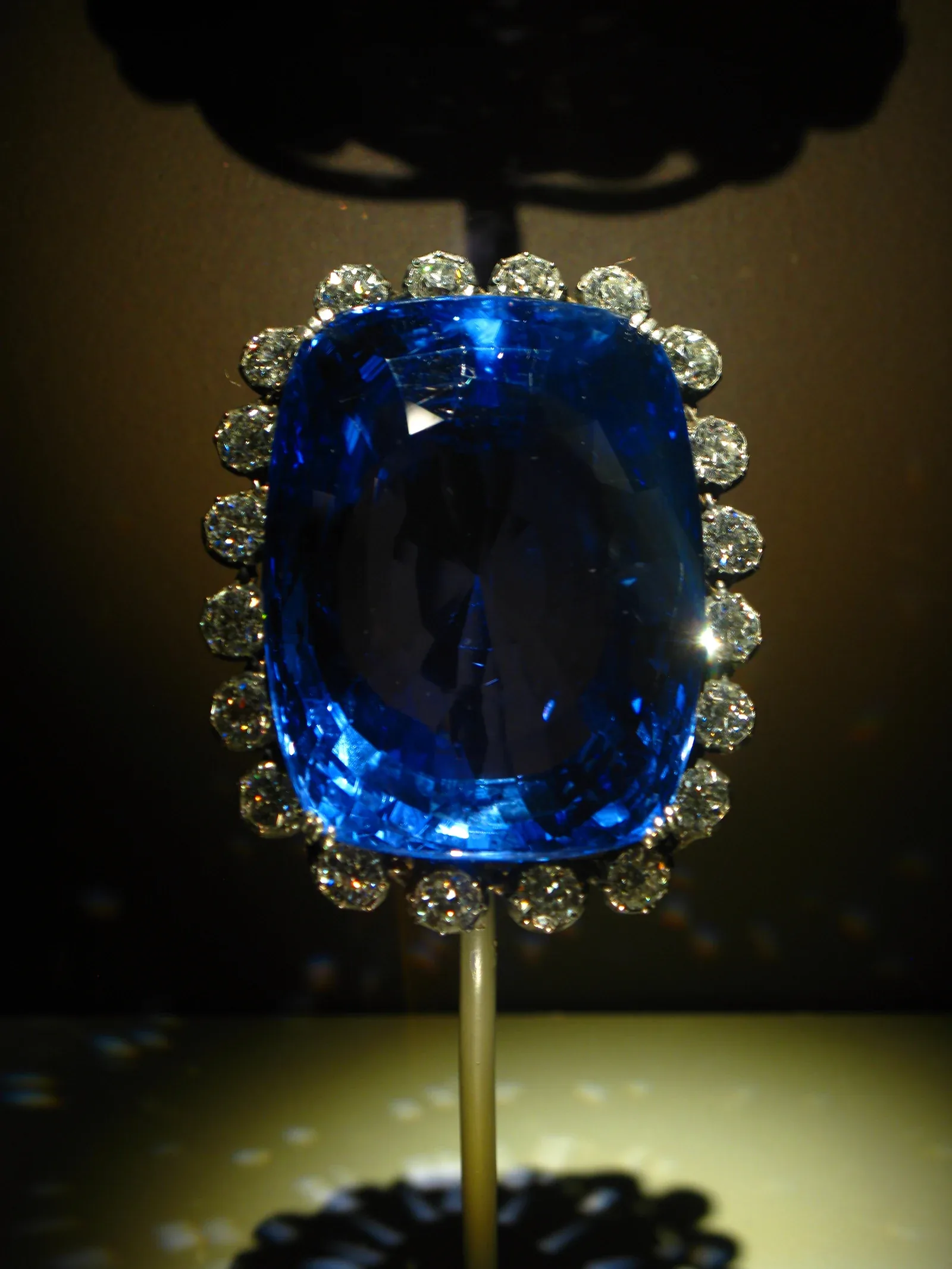 The Sri Lankan Logan Sapphire surrounded by diamonds on display in a museum