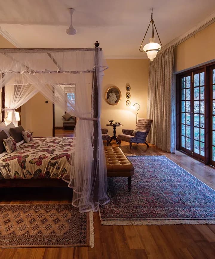 Owner’s Cottage bedroom with a four-poster bed and colonial furnishings