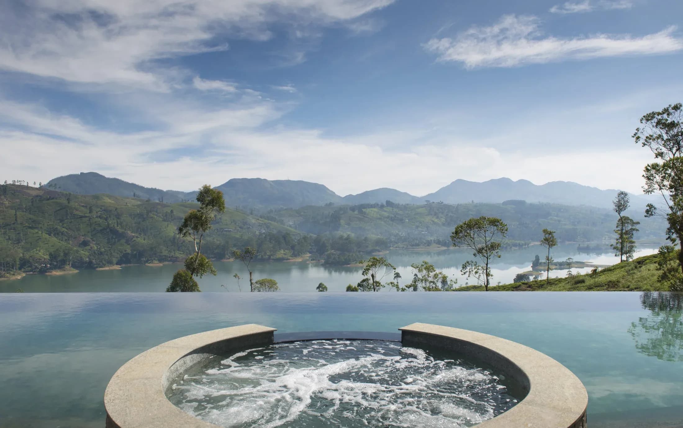 Dunkeld’s infinity pool and jacuzzi overlooking Castlereagh Lake and the highlands